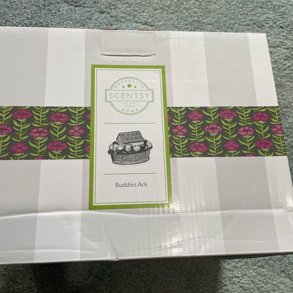 NWB Scentsy element warmer - Picture 3 of 3